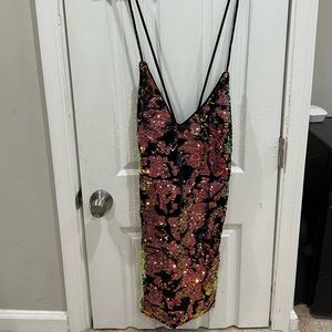 Womens size medium sparkly dress, worn only 1 time. No damages.